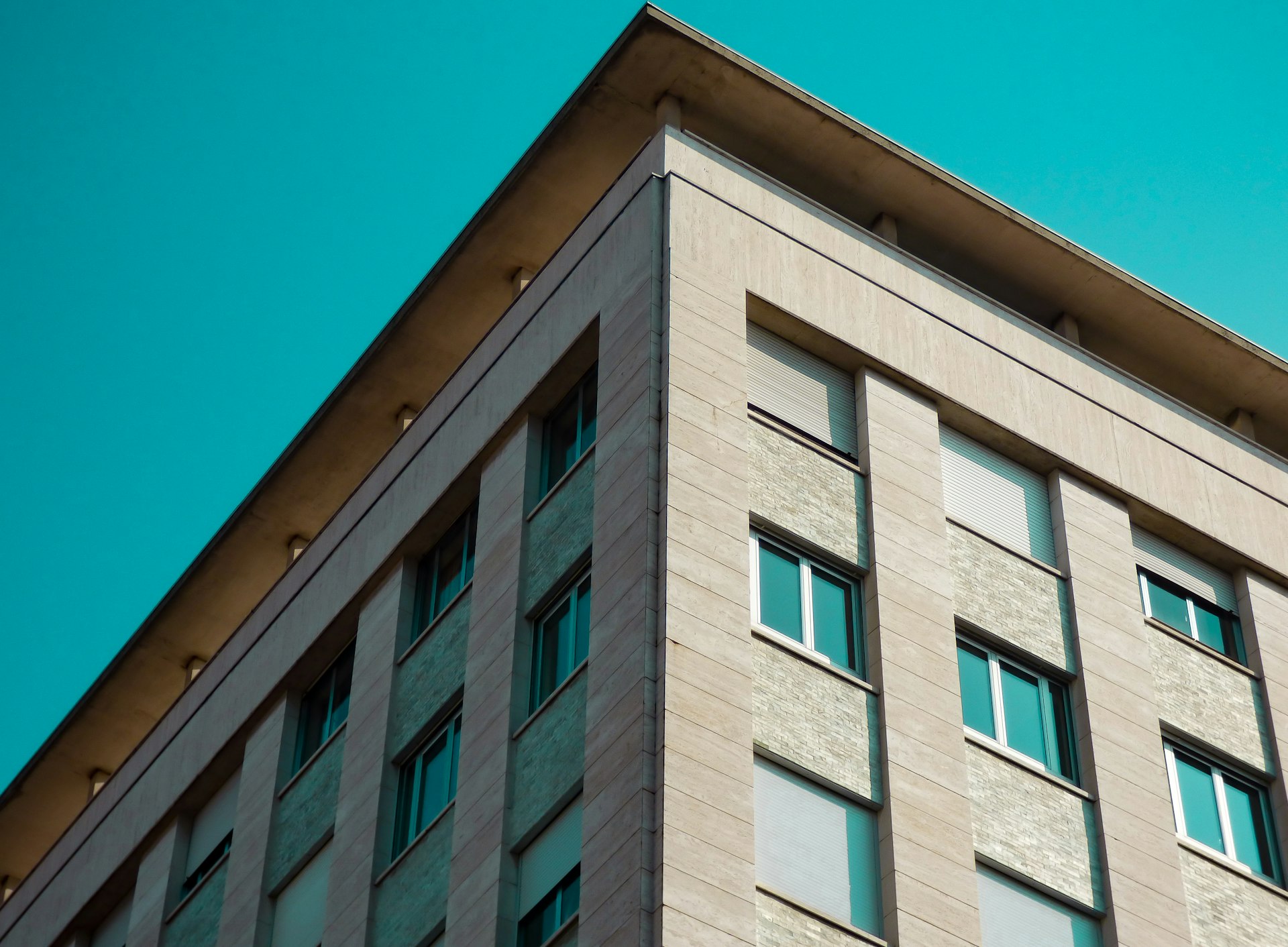 gray concrete building